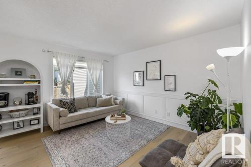 542 Chappelle Dr Sw, Edmonton, AB - Indoor Photo Showing Living Room