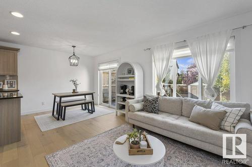 542 Chappelle Dr Sw, Edmonton, AB - Indoor Photo Showing Living Room