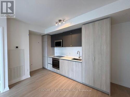 Lph01 - 8 Widmer Street, Toronto, ON - Indoor Photo Showing Kitchen