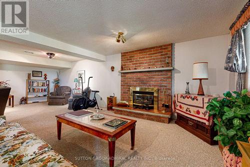 14 Hi View Drive, East Gwillimbury, ON - Indoor Photo Showing Living Room With Fireplace