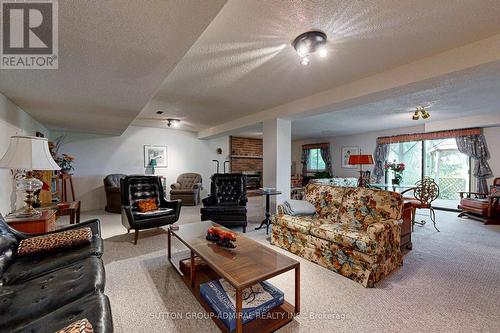 14 Hi View Drive, East Gwillimbury, ON - Indoor Photo Showing Living Room