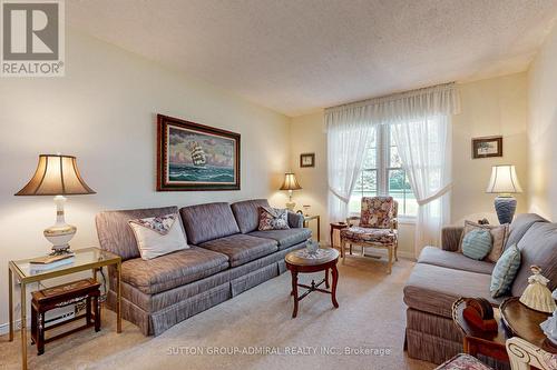 14 Hi View Drive, East Gwillimbury, ON - Indoor Photo Showing Living Room