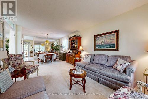 14 Hi View Drive, East Gwillimbury, ON - Indoor Photo Showing Living Room