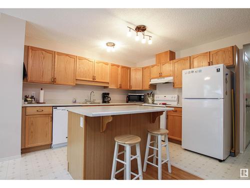 9144 165 Av Nw, Edmonton, AB - Indoor Photo Showing Kitchen