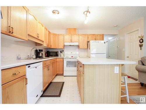 9144 165 Av Nw, Edmonton, AB - Indoor Photo Showing Kitchen