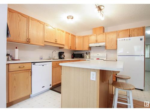 9144 165 Av Nw, Edmonton, AB - Indoor Photo Showing Kitchen