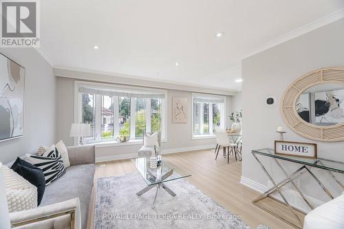 114 Milford Haven Drive, Toronto, ON - Indoor Photo Showing Living Room