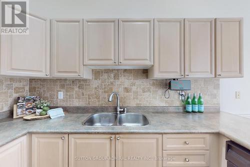 92 Bentwood Crescent, Vaughan, ON - Indoor Photo Showing Kitchen With Double Sink