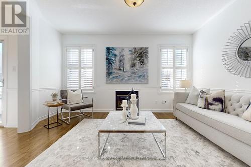 92 Bentwood Crescent, Vaughan, ON - Indoor Photo Showing Living Room