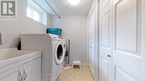 256 Weighton Drive, Oakville, ON - Indoor Photo Showing Laundry Room