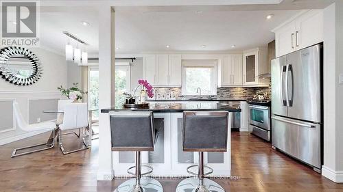 256 Weighton Drive, Oakville, ON - Indoor Photo Showing Kitchen With Upgraded Kitchen