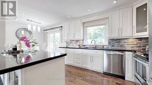 256 Weighton Drive, Oakville, ON - Indoor Photo Showing Kitchen With Upgraded Kitchen