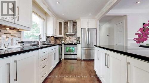 256 Weighton Drive, Oakville, ON - Indoor Photo Showing Kitchen With Upgraded Kitchen