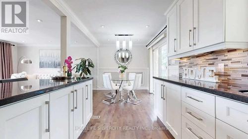 256 Weighton Drive, Oakville, ON - Indoor Photo Showing Kitchen With Upgraded Kitchen