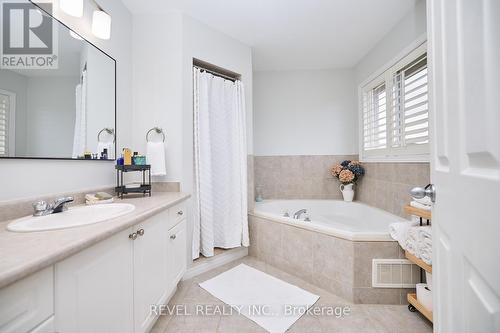 107 Napa Lane, Hamilton, ON - Indoor Photo Showing Bathroom