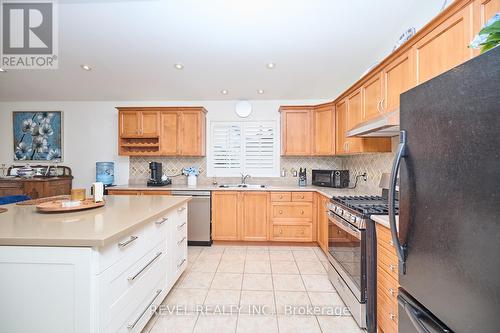 107 Napa Lane, Hamilton, ON - Indoor Photo Showing Kitchen With Double Sink