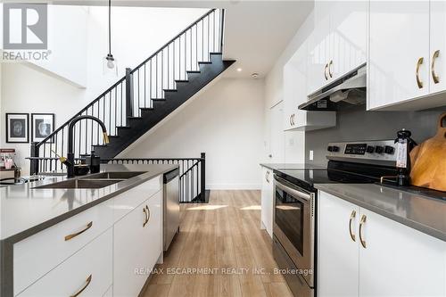 33 Summersides Mews, Pelham, ON - Indoor Photo Showing Kitchen With Double Sink