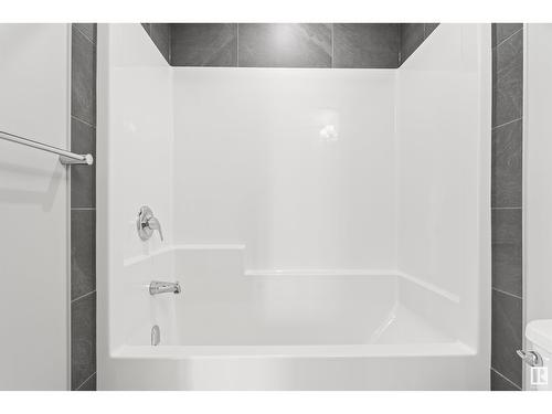 737 Mattson Drive Sw Sw, Edmonton, AB - Indoor Photo Showing Bathroom