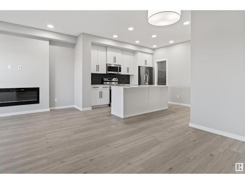 737 Mattson Drive Sw Sw, Edmonton, AB - Indoor Photo Showing Kitchen