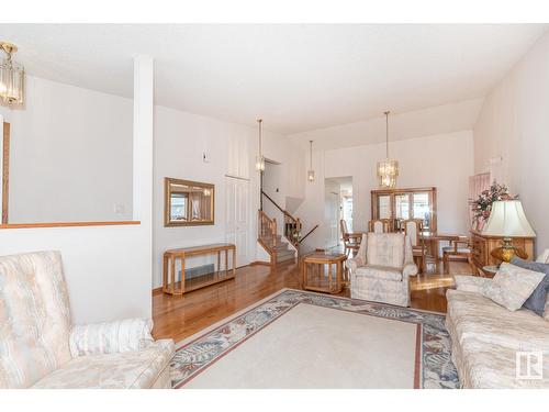 12423 56 St Nw, Edmonton, AB - Indoor Photo Showing Living Room