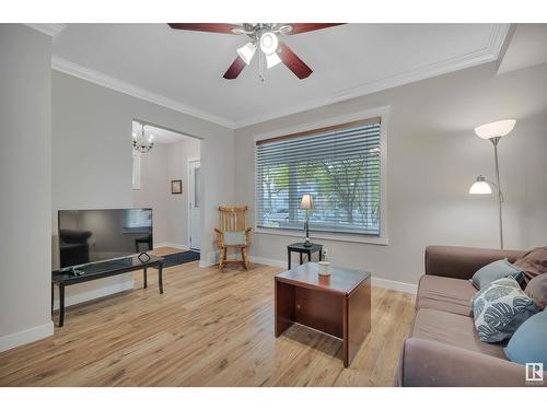 11517 94 St Nw, Edmonton, AB - Indoor Photo Showing Living Room