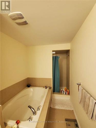 9 Hoover Road, Brampton, ON - Indoor Photo Showing Bathroom