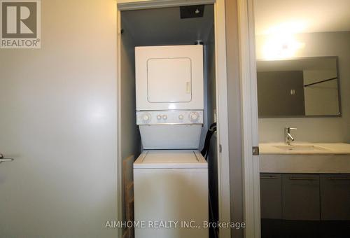 401 - 126 Simcoe Street, Toronto, ON - Indoor Photo Showing Laundry Room