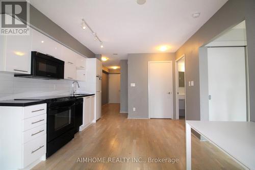 401 - 126 Simcoe Street, Toronto, ON - Indoor Photo Showing Kitchen