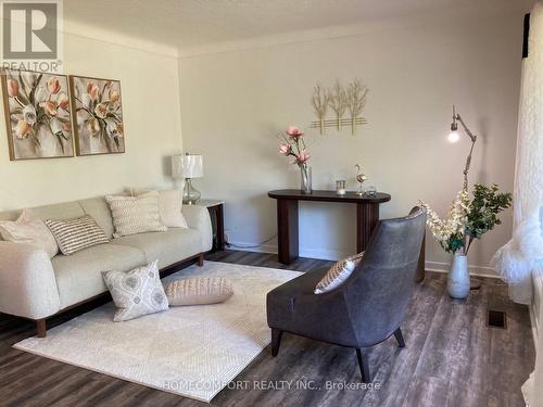 92 Jacobson Avenue, St. Catharines, ON - Indoor Photo Showing Living Room