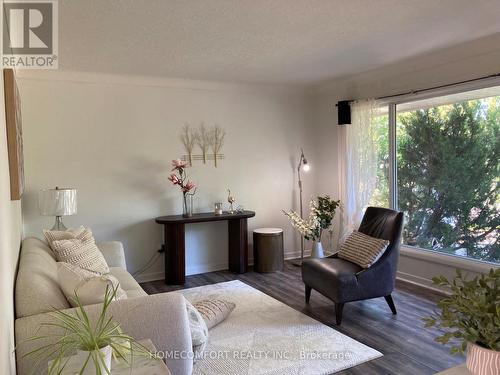 92 Jacobson Avenue, St. Catharines, ON - Indoor Photo Showing Living Room