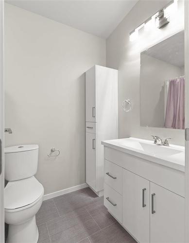 504 Robinson Avenue, Selkirk, MB - Indoor Photo Showing Bathroom