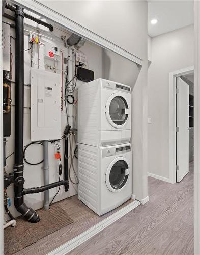 504 Robinson Avenue, Selkirk, MB - Indoor Photo Showing Laundry Room