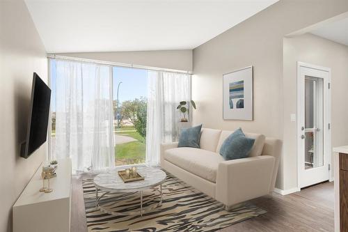 504 Robinson Avenue, Selkirk, MB - Indoor Photo Showing Living Room