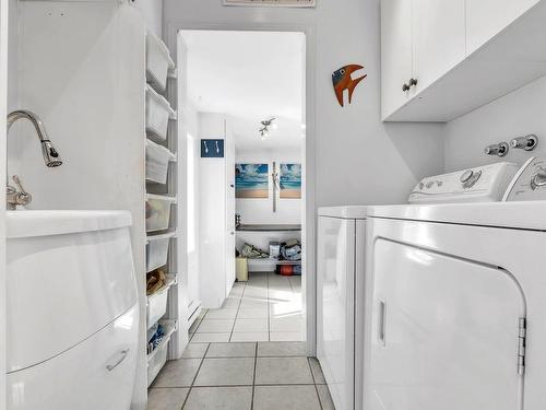 Salle de lavage - 104 Ch. Du Roi, Saint-Colomban, QC - Indoor Photo Showing Laundry Room