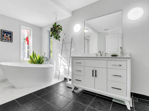 Salle de bains - 104 Ch. Du Roi, Saint-Colomban, QC - Indoor Photo Showing Bathroom