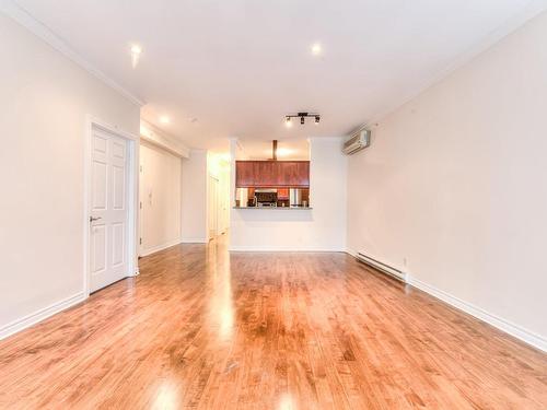 Living room - 401-1073 Rue De Bleury, Montréal (Ville-Marie), QC - Indoor Photo Showing Other Room