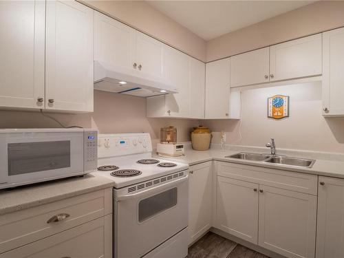 103-2777 Barry Rd, Mill Bay, BC - Indoor Photo Showing Kitchen With Double Sink