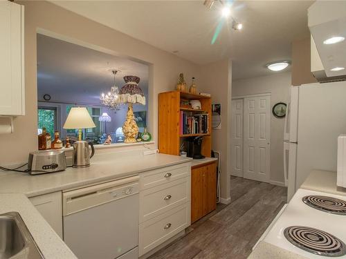 103-2777 Barry Rd, Mill Bay, BC - Indoor Photo Showing Kitchen