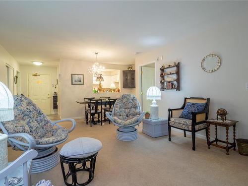 103-2777 Barry Rd, Mill Bay, BC - Indoor Photo Showing Living Room