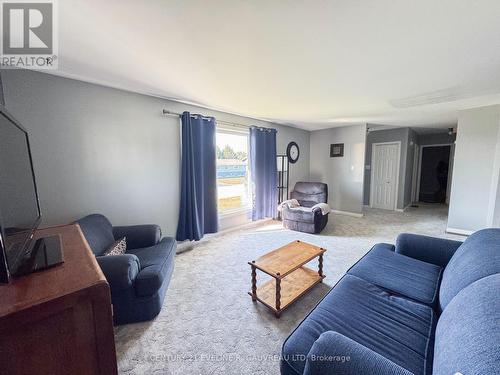 247 Raymond Street, Temiskaming Shores, ON - Indoor Photo Showing Living Room