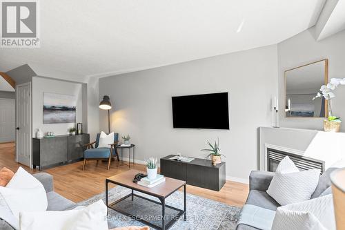 12 - 134 Terni Boulevard, Hamilton, ON - Indoor Photo Showing Living Room