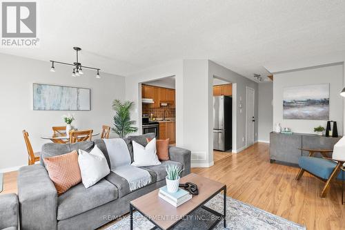 12 - 134 Terni Boulevard, Hamilton, ON - Indoor Photo Showing Living Room