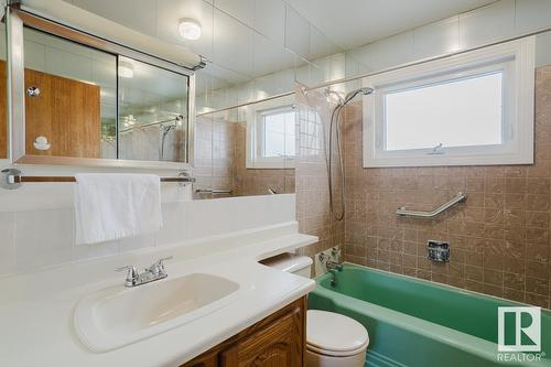 16045 95 Av Nw, Edmonton, AB - Indoor Photo Showing Bathroom