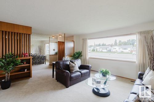 16045 95 Av Nw, Edmonton, AB - Indoor Photo Showing Living Room