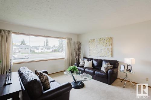 16045 95 Av Nw, Edmonton, AB - Indoor Photo Showing Living Room