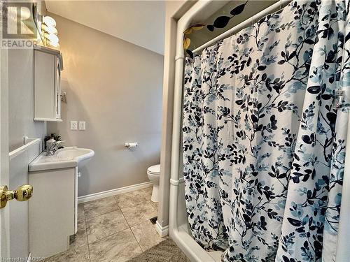 676 23Rd Avenue, Hanover, ON - Indoor Photo Showing Bathroom