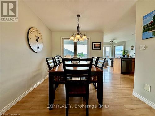 676 23Rd Avenue, Hanover, ON - Indoor Photo Showing Dining Room