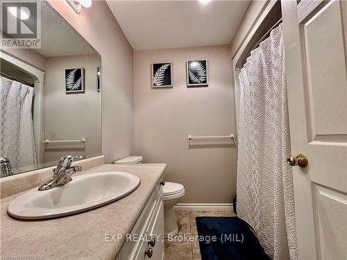 676 23Rd Avenue, Hanover, ON - Indoor Photo Showing Bathroom