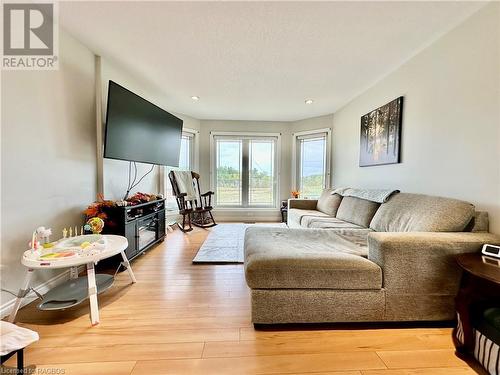 676 23Rd Avenue, Hanover, ON - Indoor Photo Showing Living Room