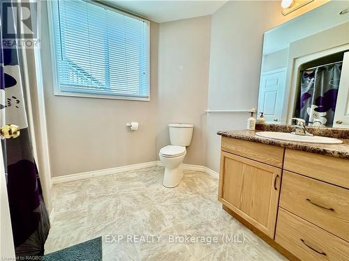 676 23Rd Avenue, Hanover, ON - Indoor Photo Showing Bathroom